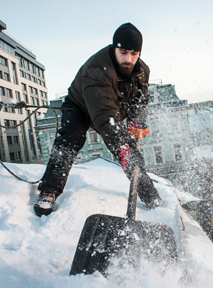 Очистка кровли от снега Очистка кровли от снега